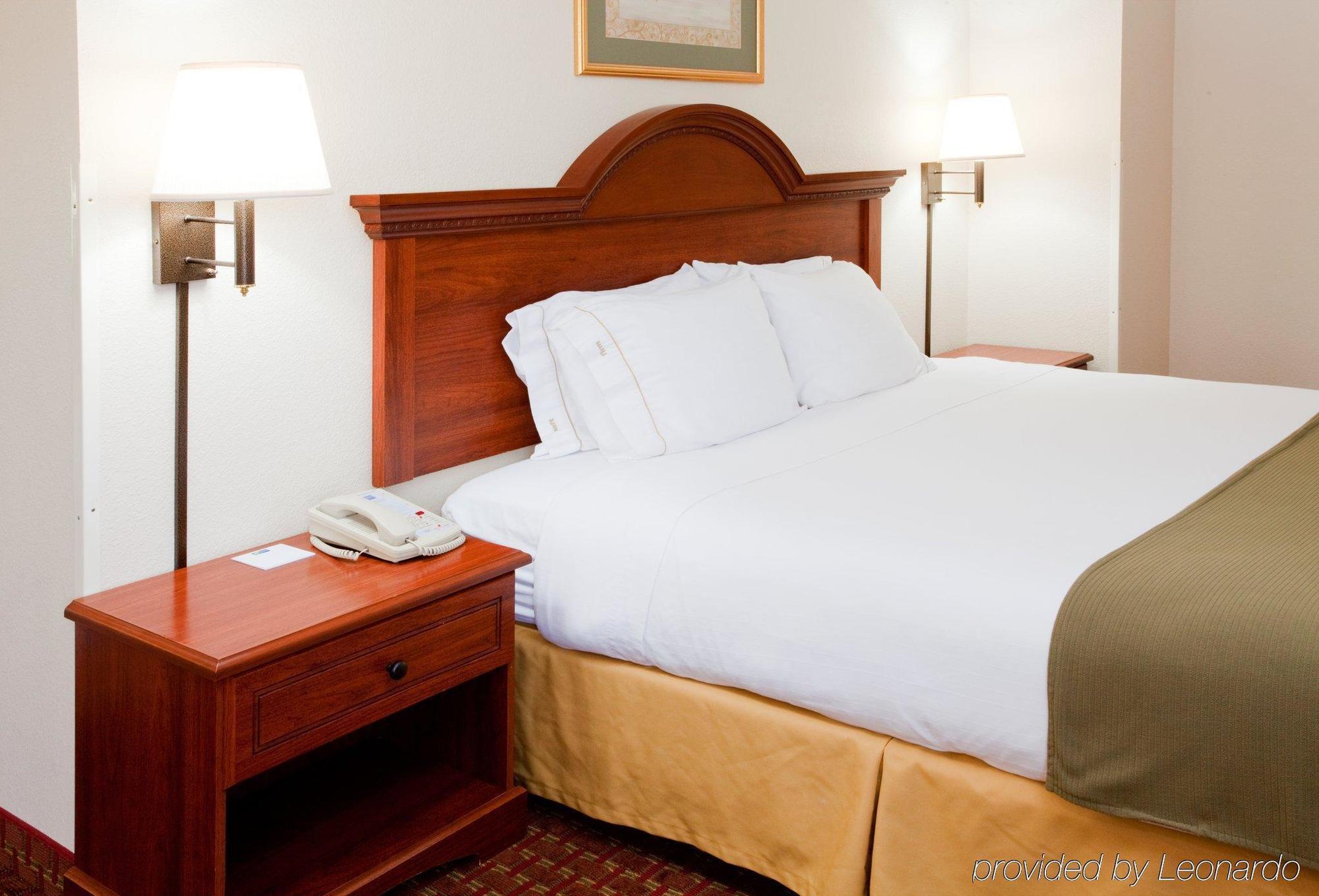 Holiday Inn Express Hillsville By Ihg Room photo