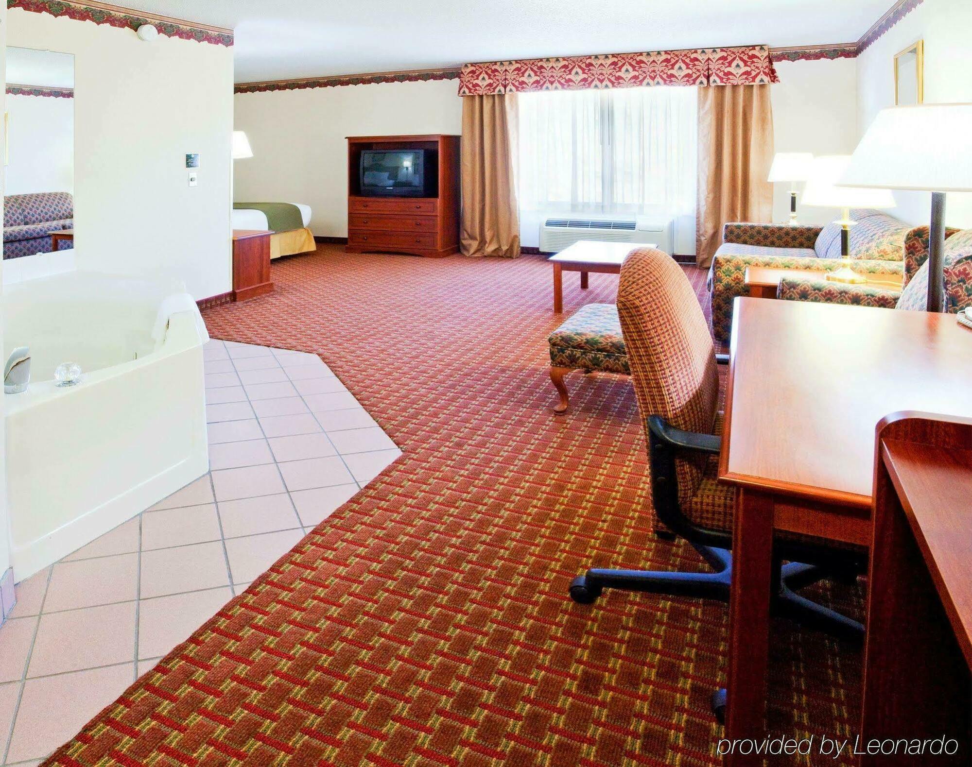 Holiday Inn Express Hillsville By Ihg Exterior photo